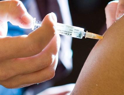 Ministerul Sănătăţii intenţionează reluarea vaccinării HPV la eleve, dar numai la cererea părinţilor 